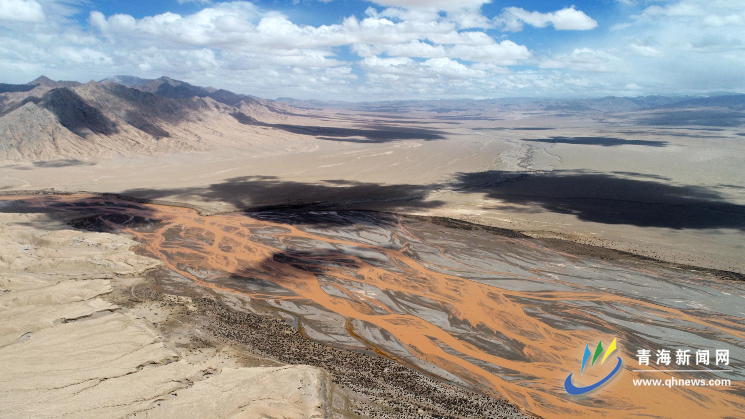 在青藏高原昆仑山腹地的那棱格勒河水利枢纽工程现场,建设者们坚守一