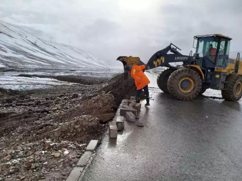 青海多条道路遭遇雪融水患