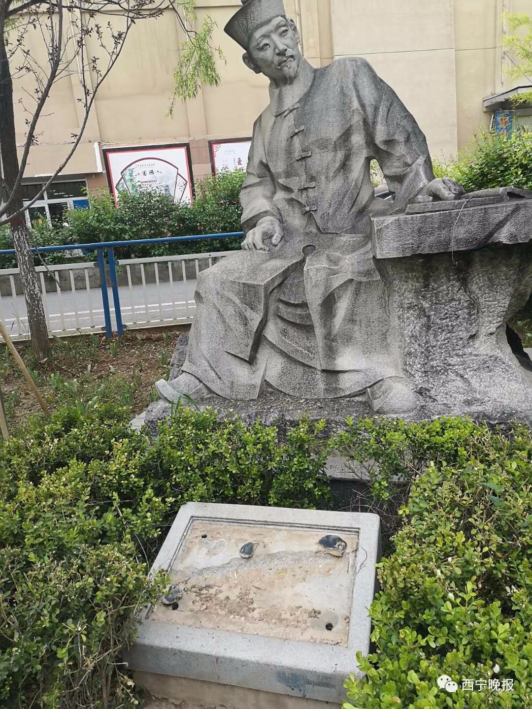 谁干的？西宁建国大街小游园雕像铜牌被盗