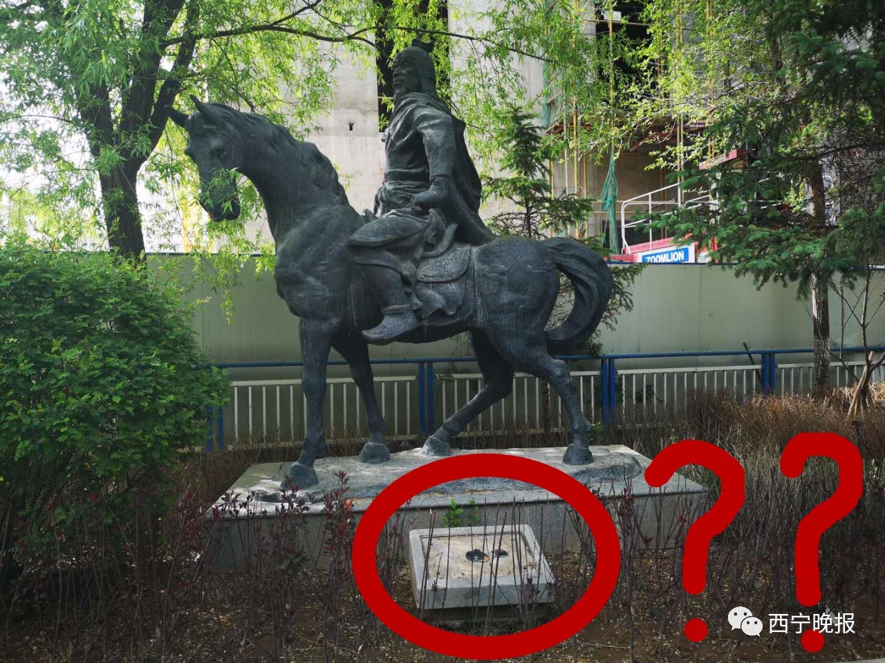 谁干的？西宁建国大街小游园雕像铜牌被盗