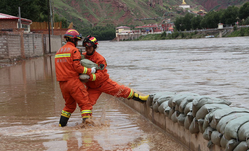 玛沁拉加镇黄河水位上涨没过堤坝，沿河部分房屋进水...