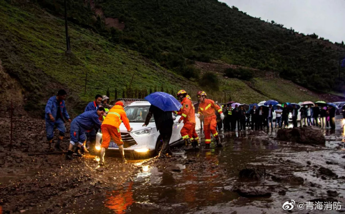 揪心！青海互助县突发泥石流！近百辆汽车被堵！