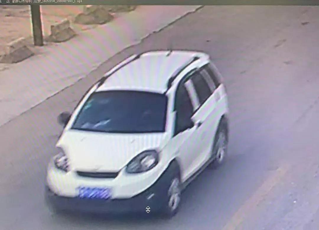 是辆白色轿车，西宁城东区宁互路发生一起肇事逃逸案