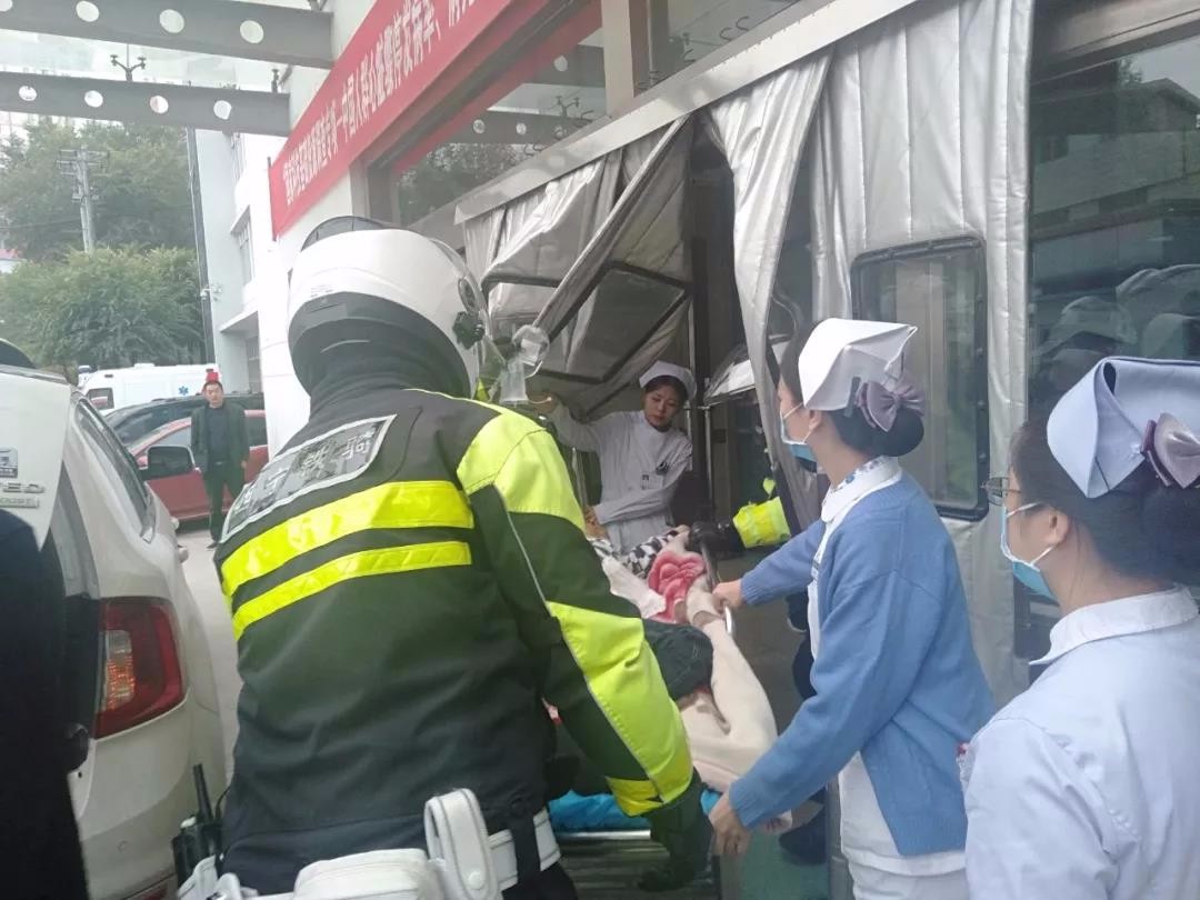 西宁上演紧急救助！一男子遇车祸伤势严重，他们护送到医院抢救…_青海网