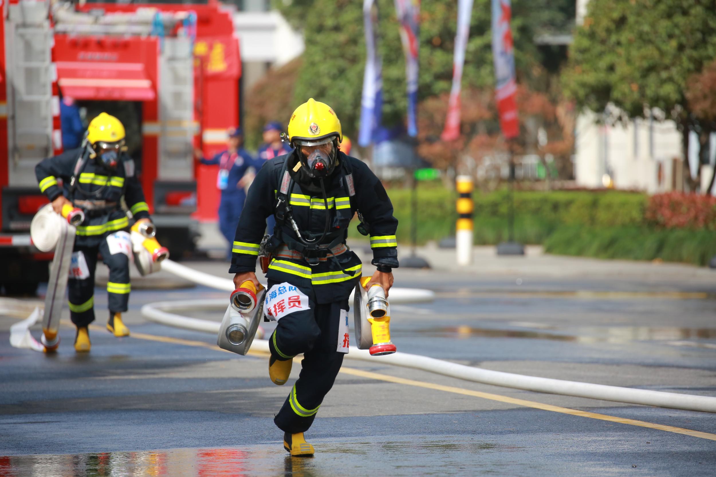 青海消防队员参加全国首届“火焰蓝”消防救援技术对抗比武