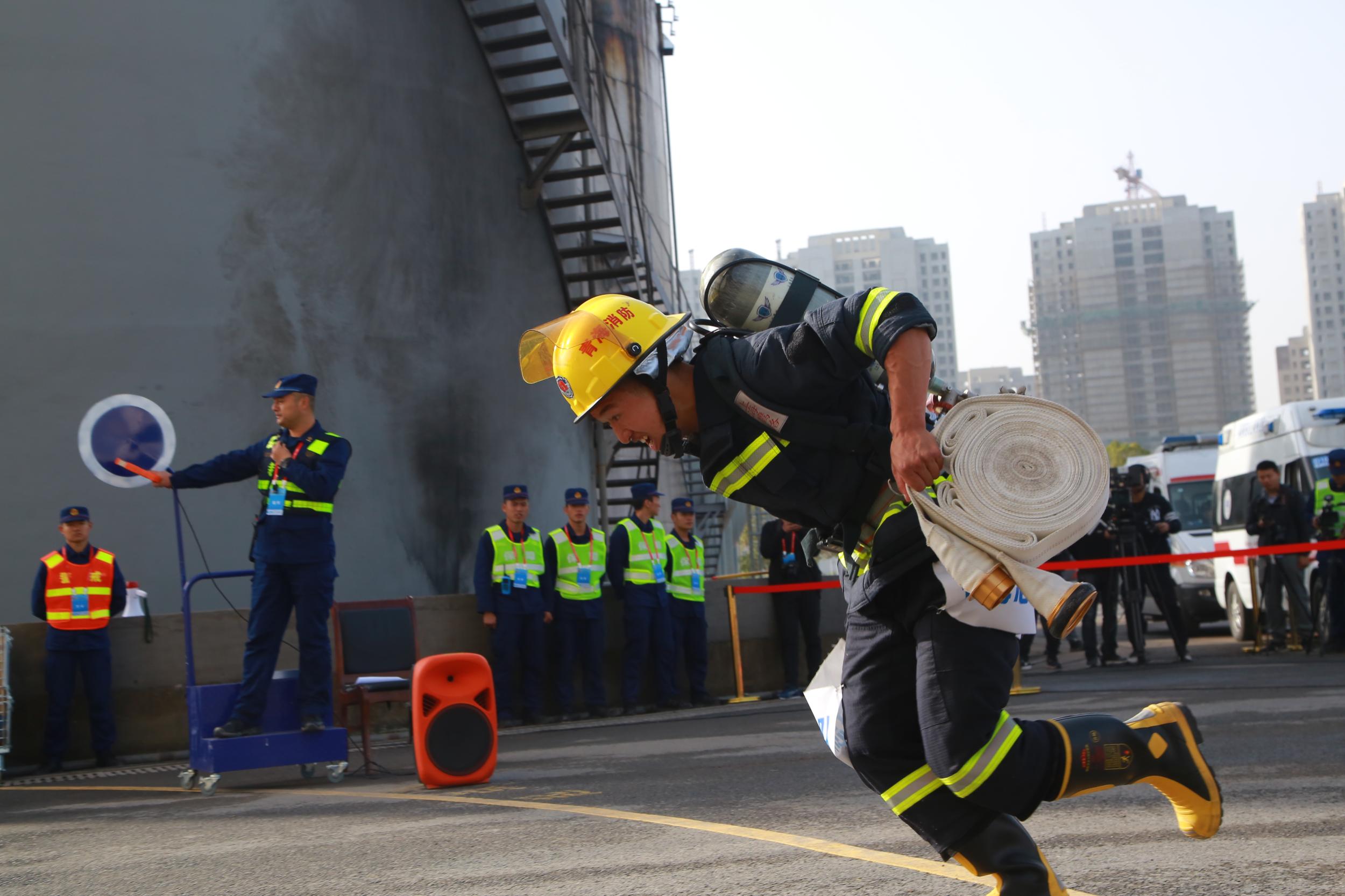青海消防队员参加全国首届“火焰蓝”消防救援技术对抗比武