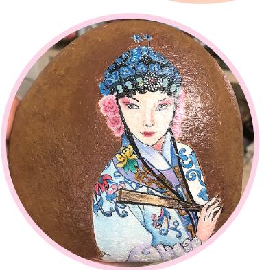 西宁市民王海燕巧手绘制石头画引发关注 “让更多人了解大美青海”