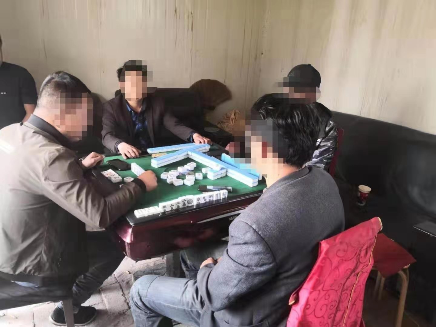 胆大！青海8名男子在门卫值班室打麻将赌博被查获