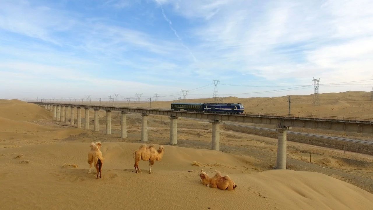刚刚，青海出发的这条铁路全线通车，穿越流沙，风景超赞