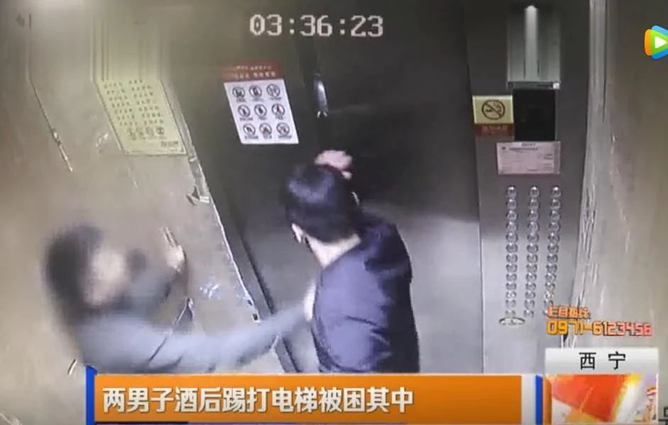 危险！西宁两男子竟在电梯里干这事…