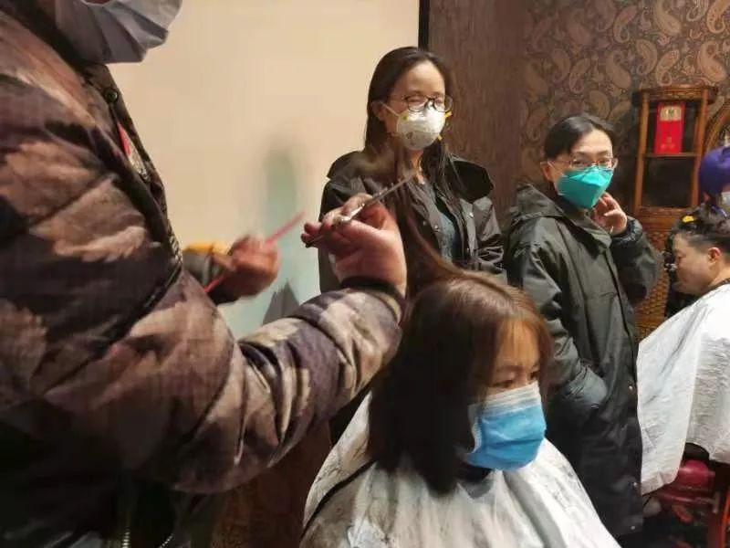 让人泪目！青海姑娘在武汉排队剪发…