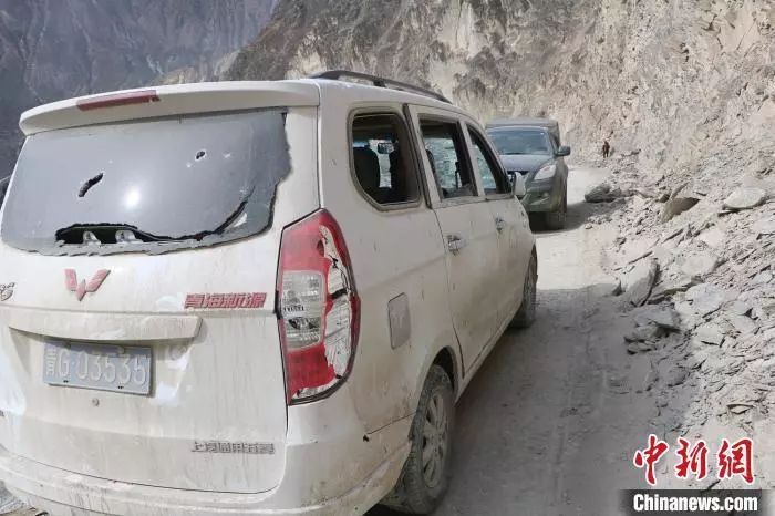 青海一辆面包车在西藏境内被飞石砸中，然后...