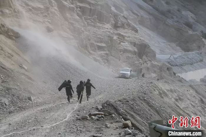 青海一辆面包车在西藏境内被飞石砸中，然后...