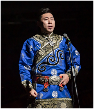 郭艳华与张明旭一起演唱的《新青海之歌》表达了对家乡深深的眷恋之情