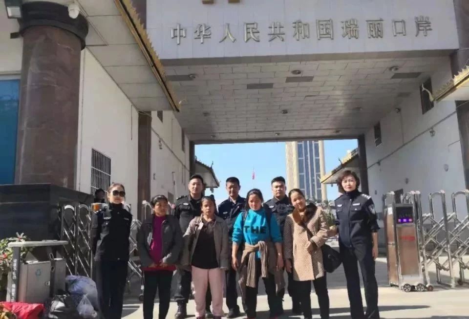 青海警方遣返12名外籍人员