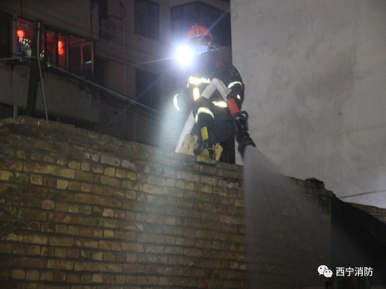 昨晚，西宁一废品收购站发生火灾