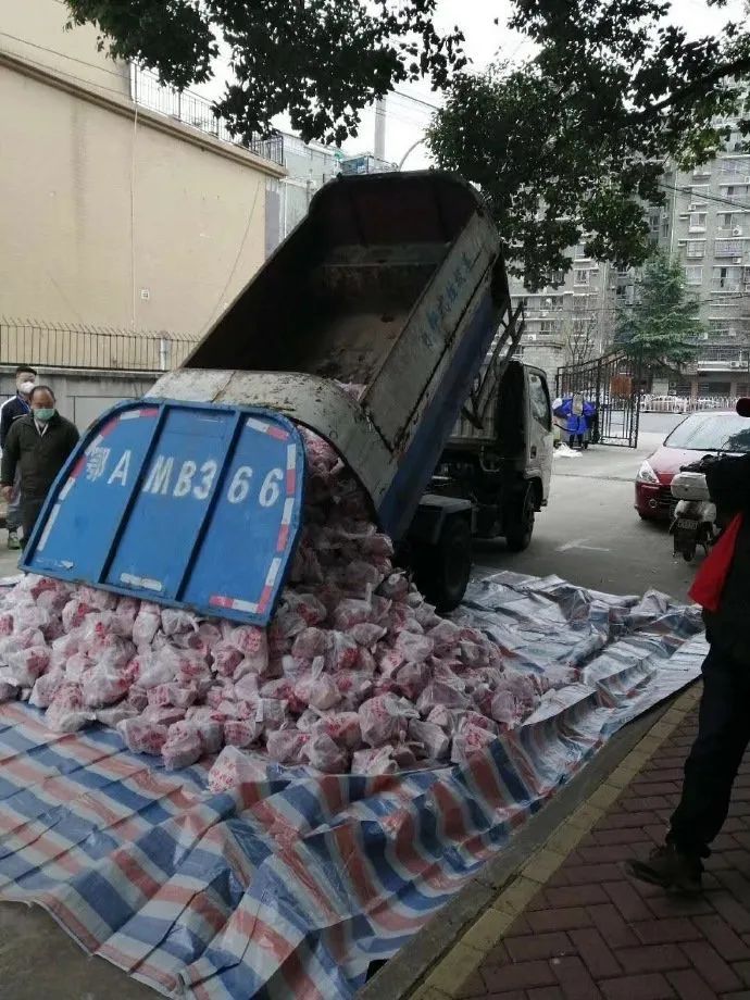 用垃圾车给居民送肉，副区长被查！