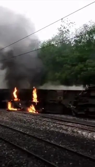 突发！一客运列车撞上塌方体，机头着火、侧翻脱轨