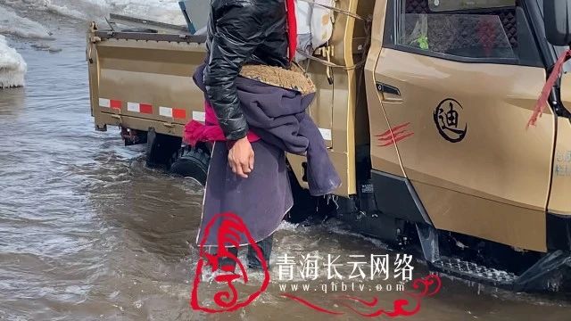 紧急！青海刚察县一辆车掉进冰河中...