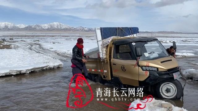 紧急！青海刚察县一辆车掉进冰河中...
