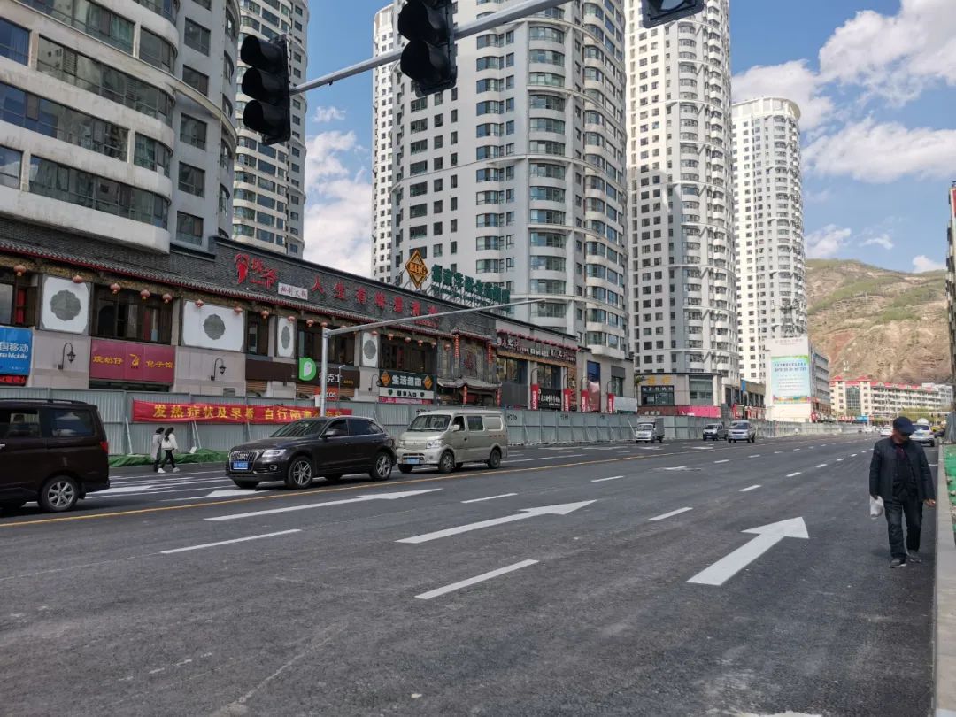 西宁门源路东段建成临时通车，双向6车道，宽30米