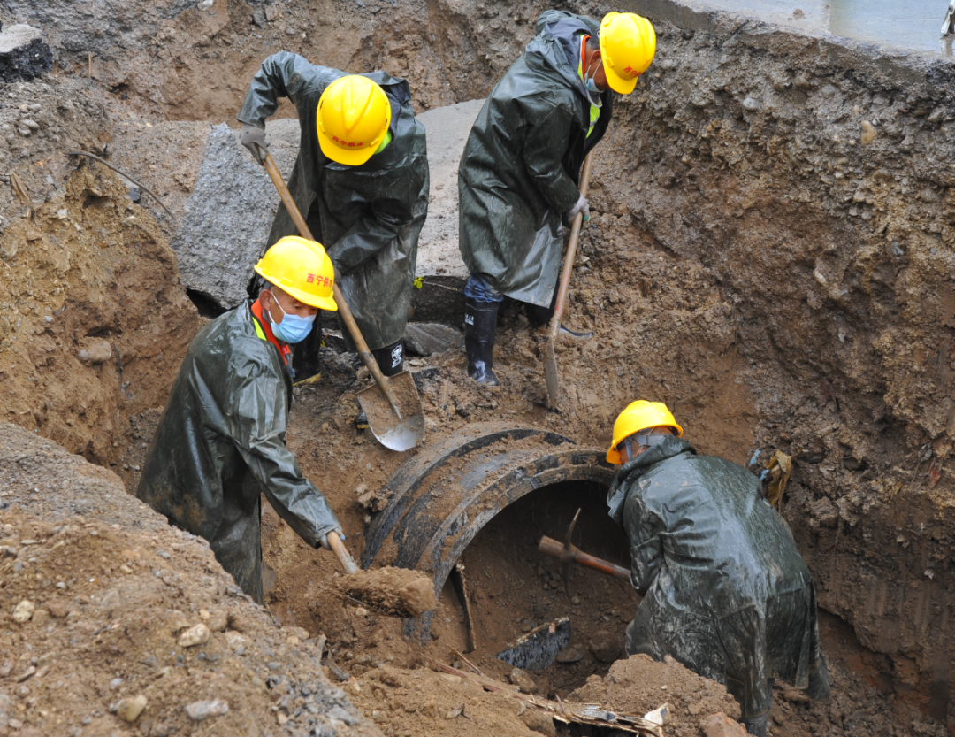 西宁停水施工现场：供水主管道移位，百名工人不间断施工...