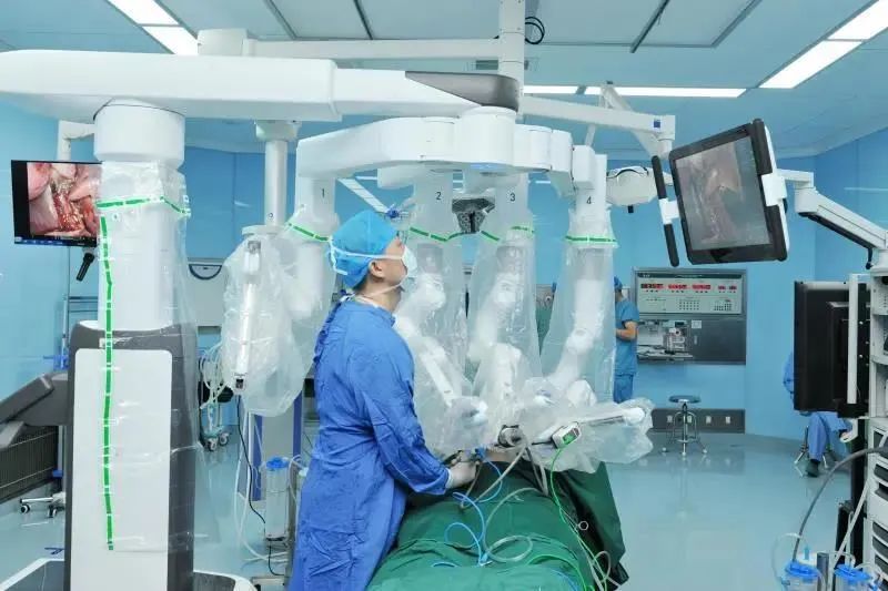 青海省实施首台机器人外科手术