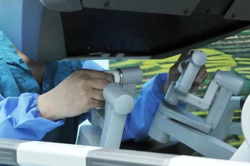 青海省实施首台机器人外科手术