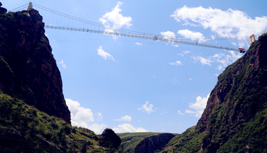 中国海拔最高高空悬架玻璃吊桥在青海宗家沟景区投运