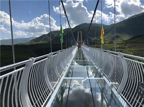 中国海拔最高高空悬架玻璃吊桥在青海宗家沟景区投运