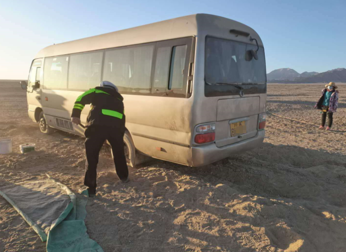 青海警方紧急救援！16名游客被困荒漠