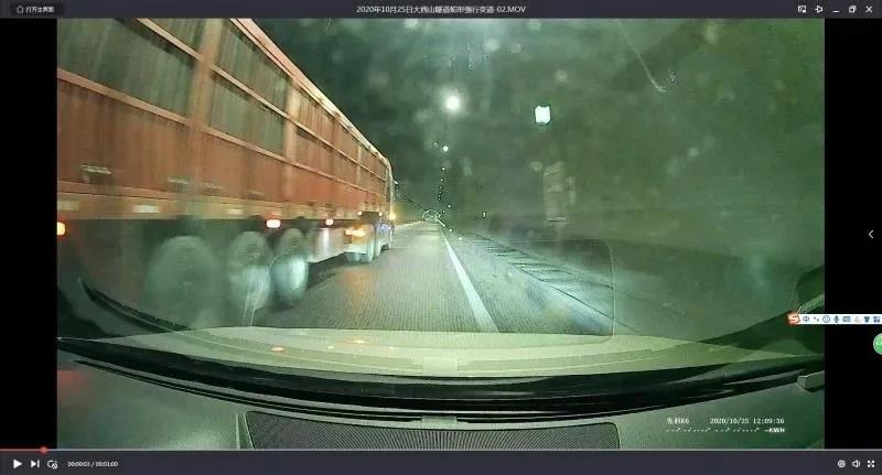 视频｜西宁2人在高速开车斗气…