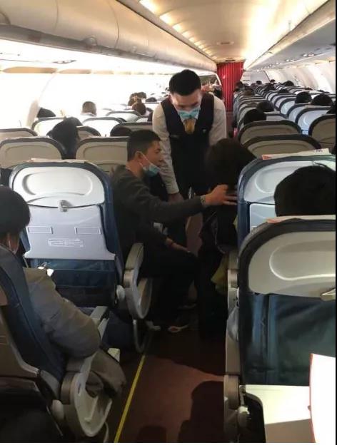 紧急！西宁飞郑州途中，一名旅客突然瘫坐在过道...