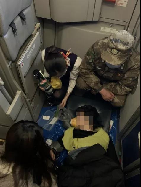 紧急！西宁飞郑州途中，一名旅客突然瘫坐在过道...
