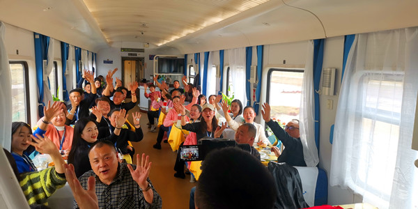 天路格桑花·雪域之傲号旅游专列首发 400位香港客人畅游大美青海