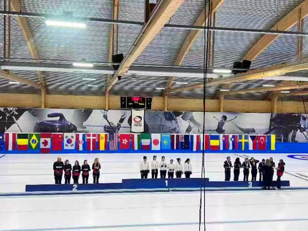 青海两名冰壶运动员代表国家青年女队在芬兰夺冠
