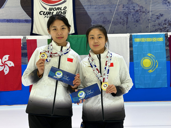 青海两名冰壶运动员代表国家青年女队在芬兰夺冠